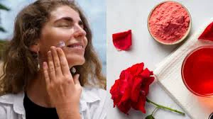 Sandalwood & Rose Water: चेहरे पर इस तरह लगाएं चंदन और गुलाब जल, कुछ ही दिनों में चांद सा चमकेगा चेहरा
