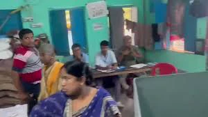 সকাল থেকেই লম্বা লাইন মগরাহাট ও ডায়মন্ড হারবারের বুথ গুলিতে