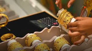 सोना खरीदने से पहले देख लें मुहूर्त जानें किस दिन आभूषण खरीदना चमकाएगा आपकी किस्मत और कब होगा नुकसान?