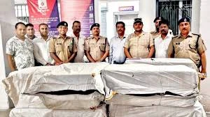 NATIONAL : લખનૌમાં RPF એ મોટી કાર્યવાહી હાથ ધરી, શતાબ્દી એક્સપ્રેસમાં મોબાઇલ ફોન કવર નીચે છુપાવેલી ₹38 લાખની સિગારેટ જપ્ત કરી.