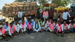 మక్క కొనుగోలు జాప్యంపై రోడ్డెక్కిన రైతులు