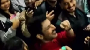 Watch: Amol Parashar takes Besharam Aadmi global after Bangalore craze