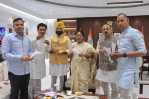 BJP's 'jhalmuri' celebration goes viral as early Bengal trends show party surging ahead