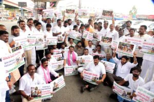 కేంద్ర ప్రభుత్వం ప్రజల జీవితాలతో చెలగాటం ఆడుతుంది
