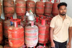 Pickup carrying LPG cylinders overturns, exposes illegal trade
