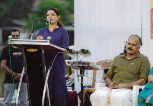 'സുമേഷേട്ടൻ ജയിക്കണമെന്ന് മനമുരുകി പ്രാര്‍ത്ഥിച്ചു'; എല്‍ഡിഎഫ് സ്ഥാനാര്‍ത്ഥികള്‍ക്കായി വോട്ടഭ്യര്‍ത്ഥിച്ച്‌ നിഖില വിമല്‍ | Nikhila Vimal LDF Campaign