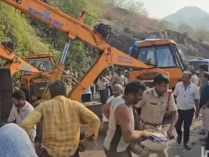 బియ్యం బస్తాలు మోసిన పోలీసులు