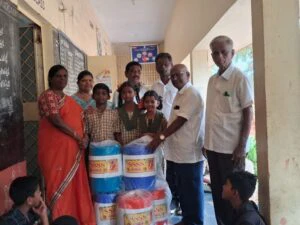 విద్యార్థులకు కూలింగ్ వాటర్ క్యాన్‌లు వితరణ