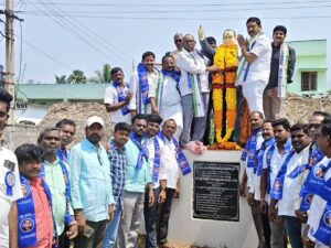 అంబేద్కర్‌కు మాజీ ఎమ్మెల్యే నివాళులు