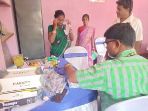 চন্দ্রকোনারোড শহর সংলগ্ন দ্বারিগেড়িয়াতে বিনামূল্যে চক্ষু পরীক্ষা ও ঔষধ প্রদান শিবির ।