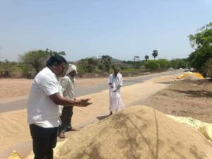 వరి ధాన్యం కొనుగోలు కేంద్రాలను ప్రభుత్వం వెంటనే ప్రారంభించాలి