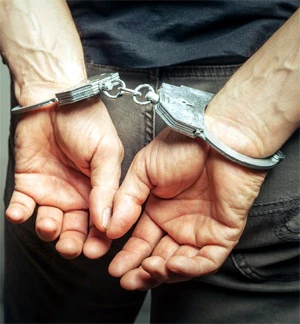 ఆంధ్రాకు మద్యం తరలిస్తున్న హోంగార్డ్ అరెస్ట్