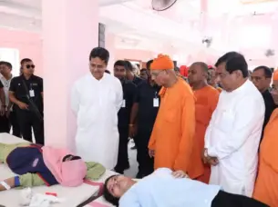 Tripura CM encourages blood donors at Ramakrishna Mission Camp