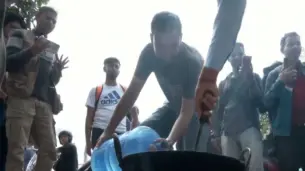 LPG Crisis: गॅस नाही, तर चूल पेटवली! काठमांडूत विद्यार्थ्यांचं रस्त्यावर अनोखं आंदोलन