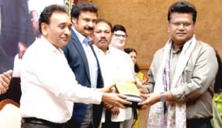 सेवा अधिकार दिवस पर आयुक्त नवल किशाेर राम सम्मानित