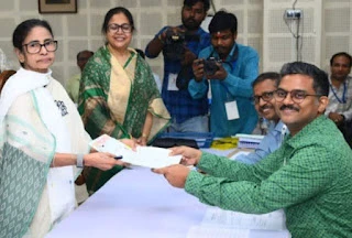 বিপুল জন-জোয়ারকে পিছনে নিয়ে মমতা জমা দিলেন মনোনয়ন