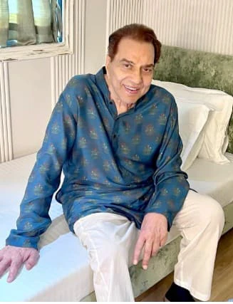 Dharmendra Cremated In Mumbai, Bollywood Bids Farewell To The Iconic 'He-Man'