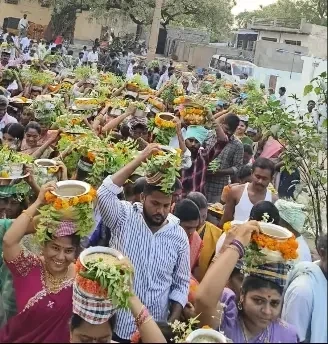 తిప్పేపల్లిలో వైభవంగా జ్యోతుల బోనాలు