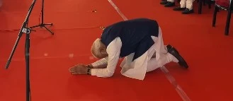 पश्चिम बंगालमधील शपथविधीच्या मंचावर पंतप्रधान मोदींचा साष्टांग दंडवत