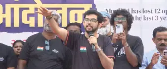 मुंबईतील मोकळी मैदानं वाचवण्यासाठी आदित्य ठाकरेंचं तिरंगा आंदोलन