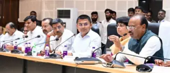 जिल्ह्यातील शेतकरी  कर्जमुक्तीचे उद्दिष्ट्य पूर्ण करून शेतकऱ्यांना नव्याने पीक कर्ज द्या - पालकमंत्री चंद्रशेखर बावनकुळे