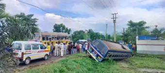 কালনায় ভয়াবহ সড়ক দুর্ঘটনা, টোটোকে ধাক্কা মেরে নয়ানজুলিতে উল্টে গেল যাত্রীবোঝাই বাস।