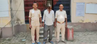 हत्या के प्रयास मामले में खानपुर पुलिस निरीक्षक सह थानाध्यक्ष ने बीती रात थाना क्षेत्र के अलग अलग गाँव में छापामारी कर (3) प्राथमिकी अभियुक्त को किया गिरफ्तार।