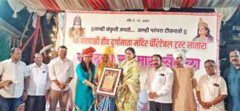सातारा: पंचपाळी हौद दुर्गामाता मंदिरात नवदुर्गांचा सन्मान; परदेशी कुटुंबाच्या परंपरेचा गौरव
