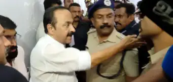 ഞാൻ നിങ്ങളെ കാണുന്നില്ല, മാറി നില്‍ക്ക്'; ഇടുക്കിയില്‍ മാധ്യമങ്ങളോട് ക്ഷുഭിതനായി മുഖ്യമന്ത്രി വിഡി സതീശൻ