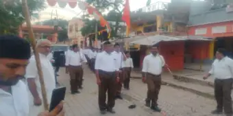 मिर्जापुरः शस्त्र पूजापछि स्वयंसेवकको पथ सञ्चलन, फुल वर्षा