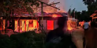 নবমীর রাত থেকে ১৩ বছর বয়সী এক কিশোরীকে আটকে রাখা আসামের বাগারগোলে সোহেল আহমেদ'দের বাড়িতে আগুন ধরিয়ে দিল ক্ষিপ্ত জনতা