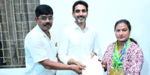 విశాఖపట్నం పార్టీ కార్యాలయంలో 82వ రోజు ప్రజాదర్బార్ నిర్వహించిన  మంత్రి నారా లోకేష్