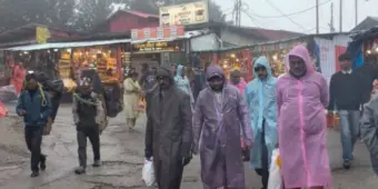 केदारनाथ और बदरीनाथ धाम में कोहरा, बारिश से बढ़ी ठंड