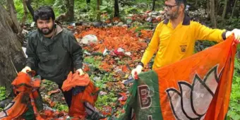 Pune Katraj Ghat: कात्रज घाटात भाजपचे प्रचार साहित्य कचऱ्यात; झेंडे, टोप्या आणि मोदींच्या फोटोचे टीशर्ट