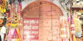 आग से राख हुए कारोबार को मदद का इंतजार, दूसरे दिन भी बंद रहा मणिहारों का कटला