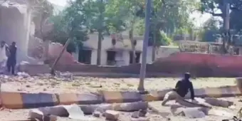 পাকিস্তানে মসজিদে সেনা ও বিদ্রোহীদের ২২ ঘণ্টার গুলির লড়াইয়ে মৃত ৩১, আহত ১০০