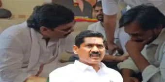 आरोपी मोठ्याचं लेकरू त्यामुळे पोलिसांचं लाडकं, विलास घुलेच्या घरात पाय ठेवताच धनुभाऊंनी बजरंगबप्पाला डिवचलं