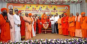 ಅಖಿಲ ಭಾರತ ವೀರಶೈವ ಶಿವಾಚಾರ್ಯ ಸಂಸ್ಥೆ ಆಯೋಜಿಸಿರುವ ವೀರಶೈವ ಲಿಂಗಾಯತ ಧರ್ಮ ಸಂರಕ್ಷಣಾ ಸಮ್ಮೇಳನವನ್ನು ಬಿಜೆಪಿ ರಾಜ್ಯಾಧ್ಯಕ್ಷ ಬಿ.ವೈ.ವಿಜಯೇಂದ್ರ ಉದ್ಘಾಟಿಸಿದರು. ಶ್ರೀಶೈಲ ಜಗದ್ಗುರುಗಳು, ಸಿಂಧಗಿ, ಎಡೆಯೂರು, ಮಳಲಿ ಮಠದ ಶ್ರೀಗಳು, ಶಂಕರ್ ಬಿದರಿ ಮತ್ತಿತರರು ಉಪಸ್ಥಿತರಿದ್ದರು.