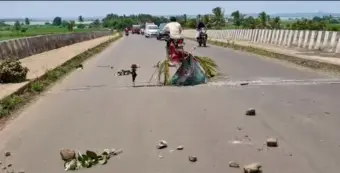 भिगवण-राशीन उड्डाणपूल धोकादायक! 12 तासांपासून खड्डा! बाहेर आलेल्या सळईमुळे प्रवाशांचा जीव मुठीत!