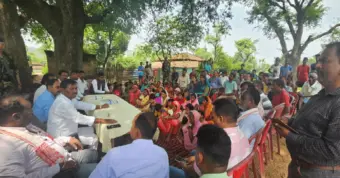 कृष्णा मुंडा के परिजनों से मिले अर्जुन मुंडा, पार्थिव शरीर गांव लाने के लिए अधिकारियों से की बात