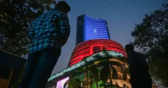 টানা আট সপ্তাহ পতনের জেরে ধুঁকছে শেয়ার বাজার! সোমবারে কি ঘুরে দাঁড়াবে সেনসেক্স-নিফটি?