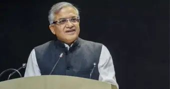 ഗ്യാനേഷ് കുമാറിന് പ്രതീകാത്മകമായി ഇംപീച്ച്‌മെന്റ് നോട്ടിസ് നല്‍കാനുള്ള ശ്രമം പൊലീസ് തടഞ്ഞു