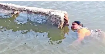 சாவை தேடி போனாலும் கடவுள் சாக விடல... ஆற்றில் மூழ்கிய பெண்ணைக் காப்பாற்றிய துர்கா தேவி சிலை..! சிலிர்க்க வைக்கும் திகில் சம்பவம்..!!!