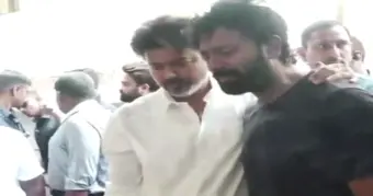 கதறி அழுத சாந்தனு... தோளைத் தட்டி தைரியமாக இருப்பா... என ஆறுதல் கூறிய முதல்வர் விஜய்!  பாக்யராஜ் உடலுக்கு இறுதி அஞ்சலி செலுத்திய காட்சி....!!!