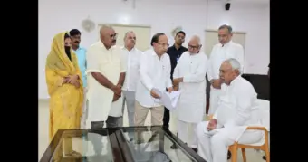 पटना :                                              ग्राम कचहरी न्याय मित्रों ने नीतीश कुमार से की मुलाकात,सेवा स्थायी करने और मानदेय बढ़ाने की मांग