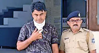 Constable, aide held for smuggling liquorVastrapur police seize 415 liquor bottles