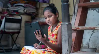 AI और हरित ऊर्जा का दौर: बदलती दुनिया में कहीं पीछे न छूट जाएँ कमज़ोर समुदाय