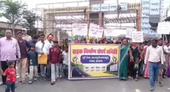 Dhanbad News: बड़ा जमुआ तुरी टोला में नहीं पक्की सड़क, ग्रामीणों ने समाहरणालय पहुंच किया प्रदर्शन