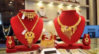 દિવાળી પહેલા સોનાના ભાવ ઘટ્યા, શું ધનતેરસ સુધીમાં હજુ સસ્તું થશે સોનું? જાણો