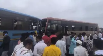 Jalna Bus Accident News : भीषण अपघात! जालना-बीड महामार्गावर एसटी महामंडळाच्या दोन बसची समोरासमोर धडक; चालकांसह 30 ते 40 विद्यार्थी अन् प्रवासी जखमी